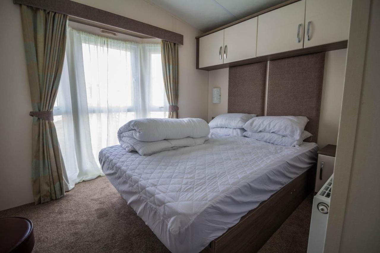 Modern 6 Berth Caravan At Highfield Grange In Essex Ref 26609P Clacton-on-Sea Kültér fotó